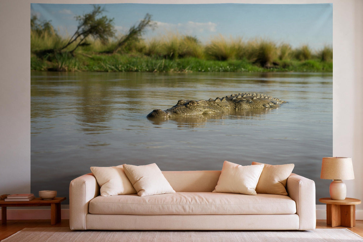 Decoración de pared en un salón luminoso sobre el sofá: tapiz de tela Cocodrilo en el río