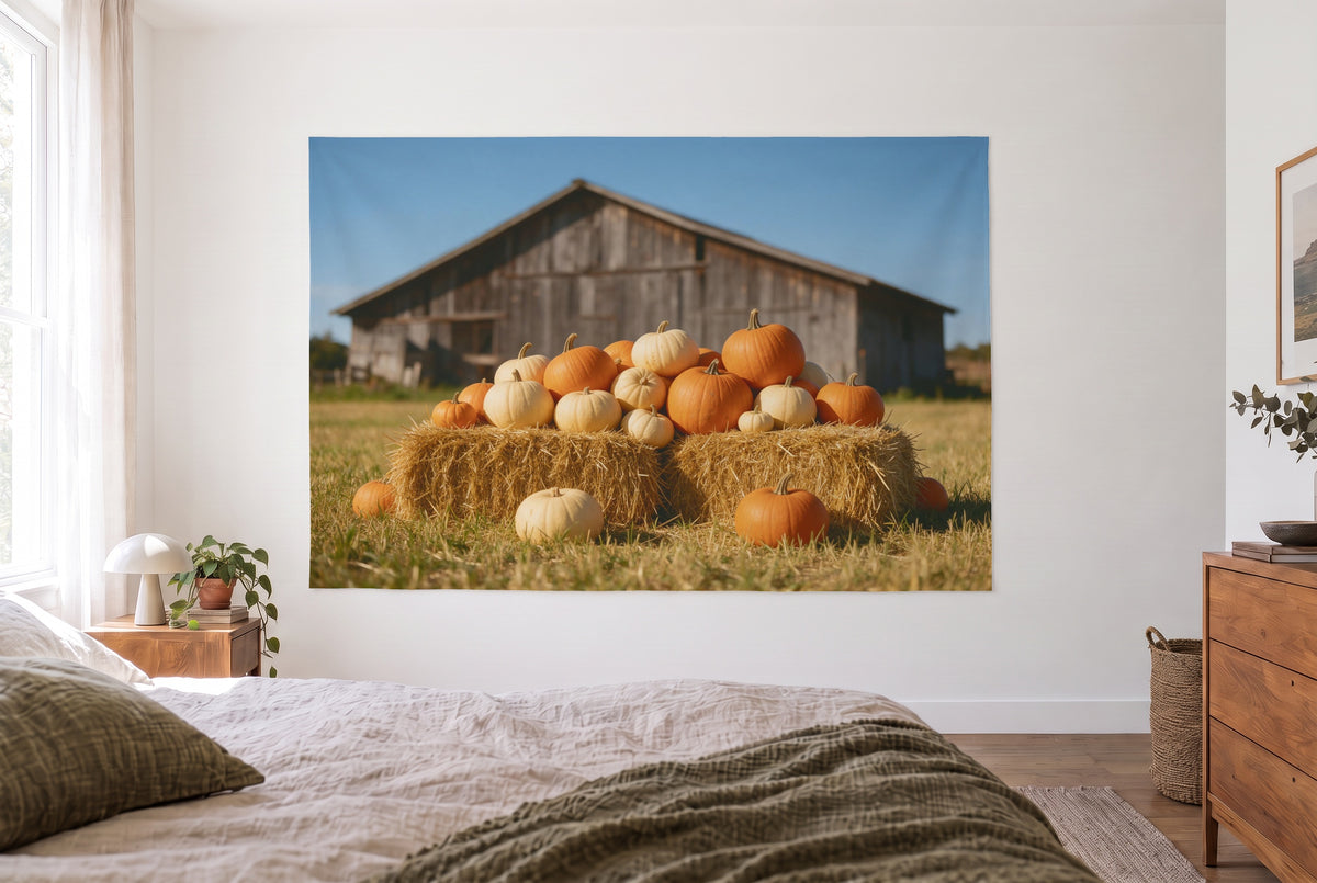Wandtuch Kürbisernte im Herbst im hellen Schlafzimmer gegenüber dem Bett, rechts eine Holzkommode – Orange und Himmelblau
