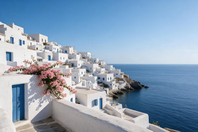 Village côtier blanc en Grèce aux portes bleues au-dessus de la mer, tenture murale imprimée sur tissu – blanc et bleu