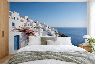 Tissu imprimé XXL : maisons blanches à gauche sur la pente, à droite la mer bleu profond, mur entier derrière le lit