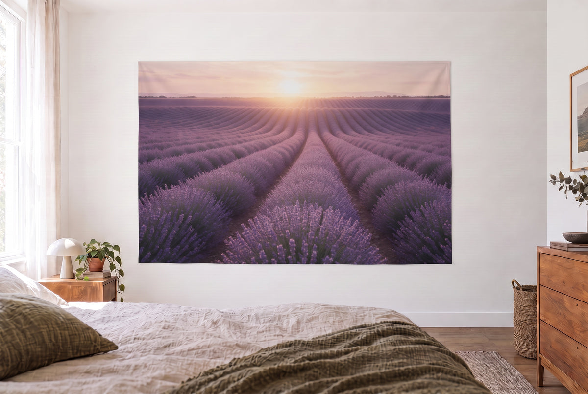 Tapiz Campo de lavanda en el dormitorio luminoso sobre la cama – hileras violetas que llevan al sol bajo del atardecer