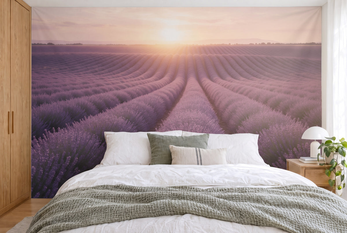 Tela impresa en formato XXL: campo de lavanda al atardecer, cubriendo la pared tras una cama doble blanca con manta de punto