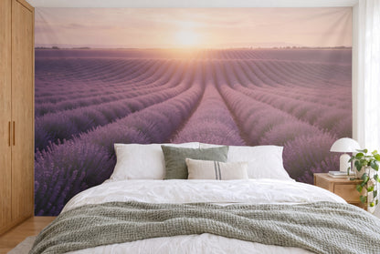 Tela impresa en formato XXL: campo de lavanda al atardecer, cubriendo la pared tras una cama doble blanca con manta de punto