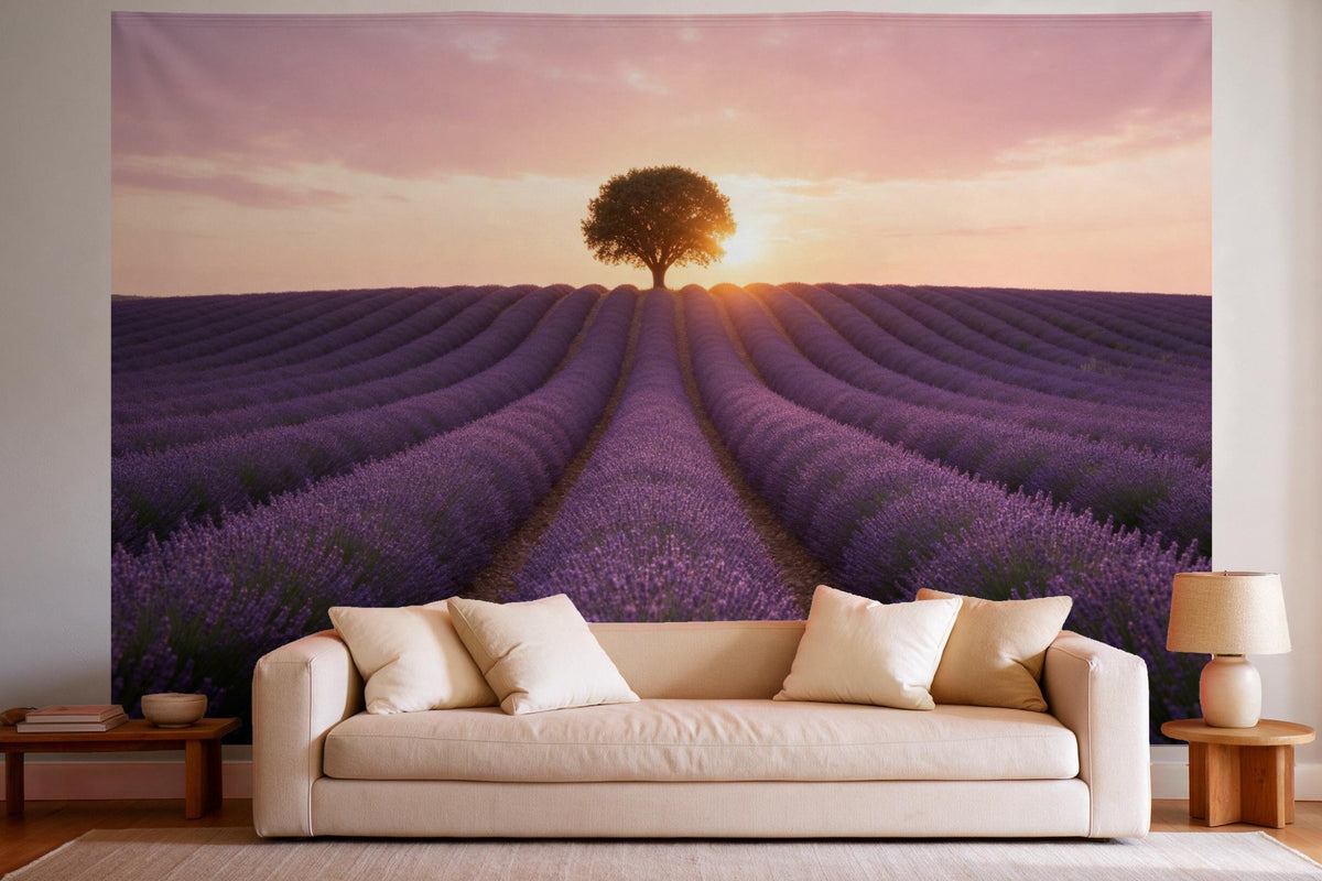 Tapiz de pared XXL Campo de lavanda con árbol como decoración en un salón luminoso sobre el sofá