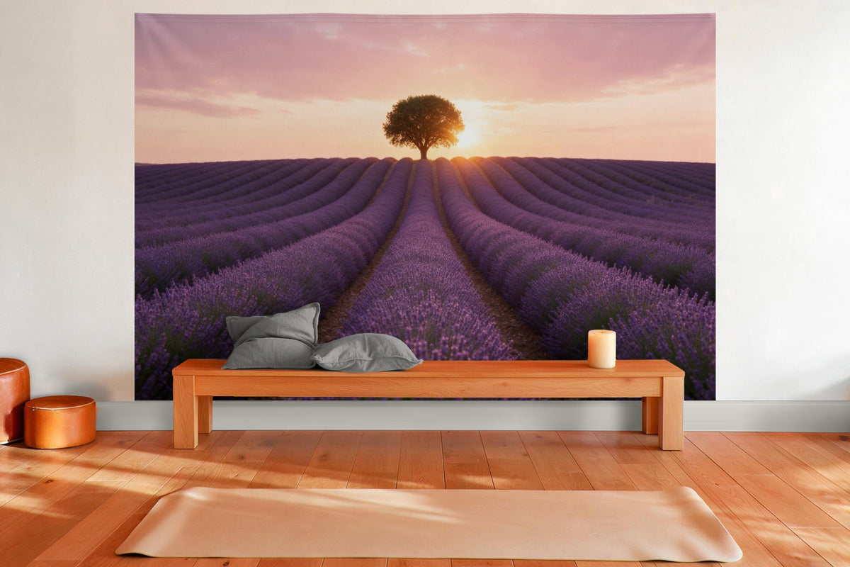 Decoración de pared en una sala de yoga: tapiz de tela Campo de lavanda con árbol
