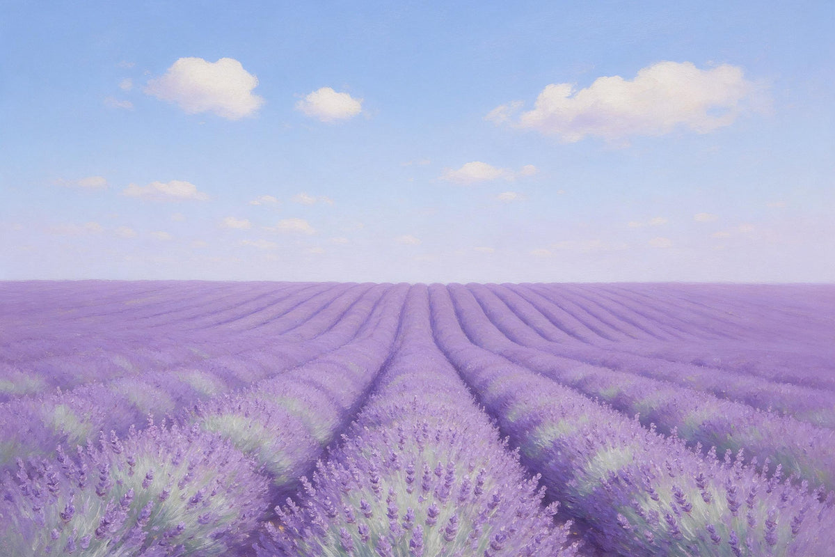 Campo de lavanda bajo nubes de verano con hileras violetas hasta el horizonte, tapiz impreso en tela – violeta y azul