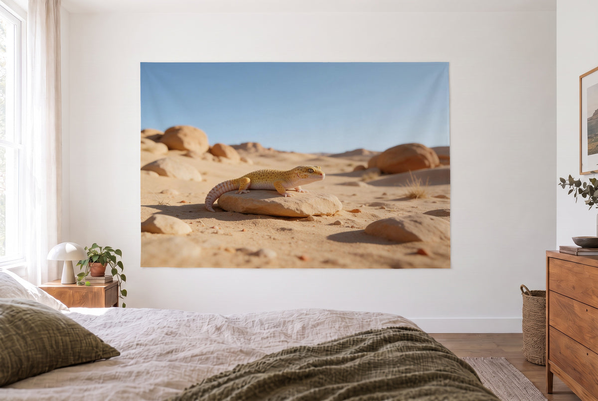 Wandtuch Leopardgecko auf dem Sandstein im hellen Schlafzimmer gegenüber dem Bett, rechts eine Holzkommode – Beige und Blau