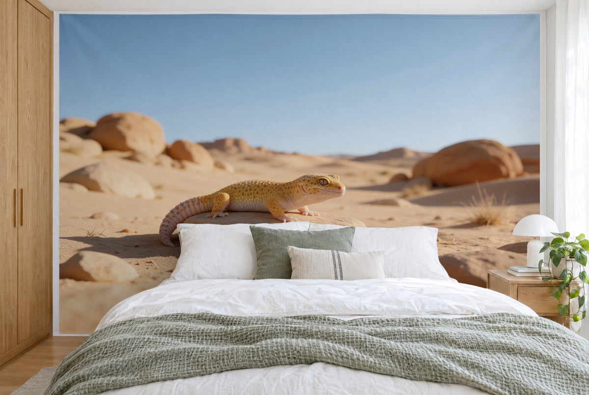 Bedruckter Stoff im XXL-Format: Gecko links der Mitte auf Sandstein, ringsum Wüste und Himmel, wandfüllend hinter dem Bett