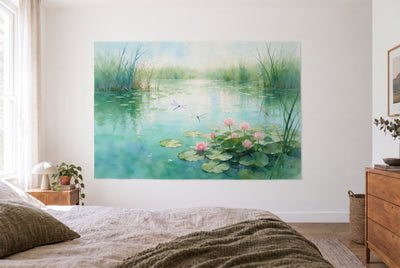 Wandtuch Libellenteich mit Seerosen in Aquarell im hellen Schlafzimmer gegenüber dem Bett, rechts eine Holzkommode – Türkis