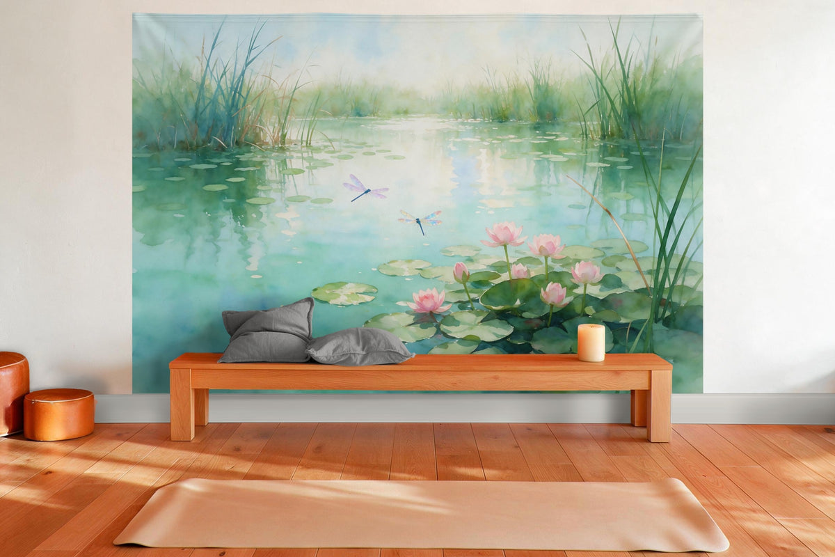 Decoración de pared en una sala de yoga: tapiz de tela Estanque de libélulas con nenúfares en acuarela