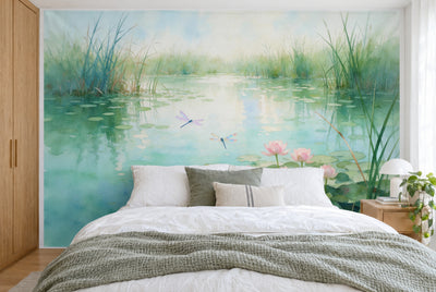 Grosses Wandtuch Libellenteich mit Seerosen in Aquarell im Schlafzimmer wandfüllend hinter dem Bett – Wandbehang aus Stoff