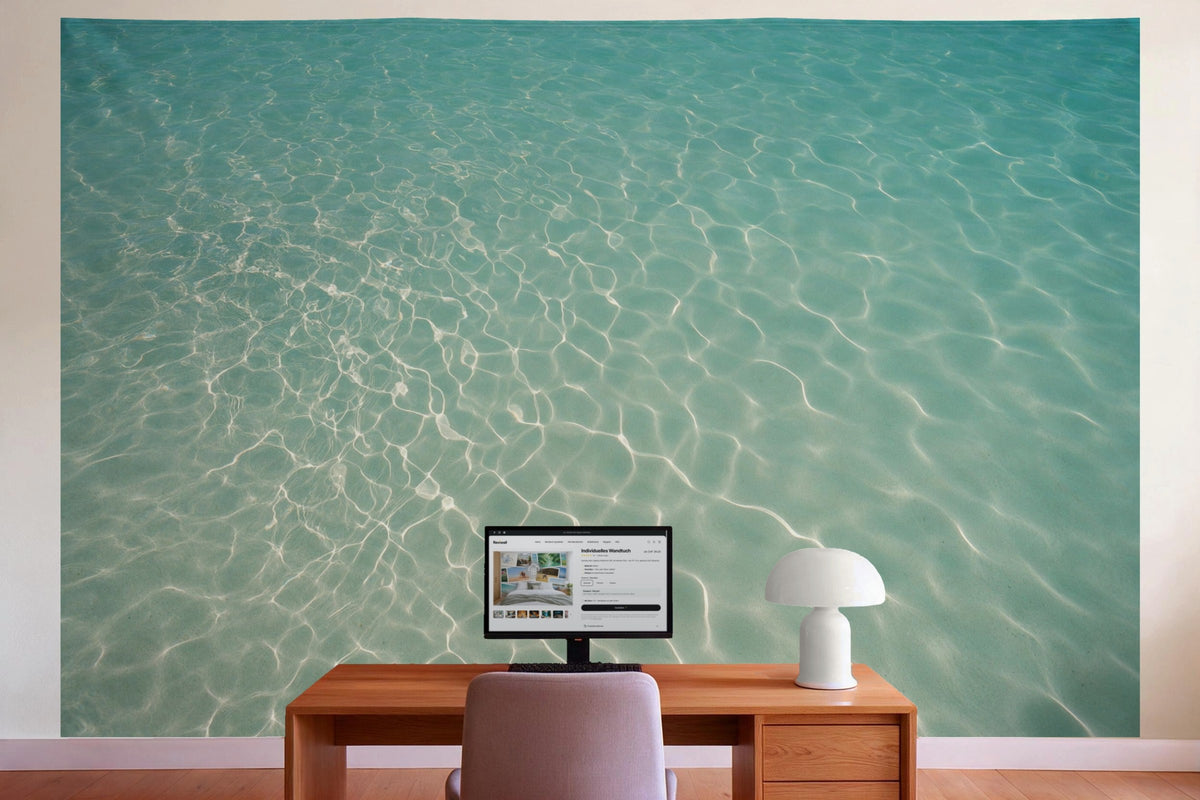 Wanddeko im Büro hinter dem Schreibtisch: Wandtuch Lichtnetz auf türkisem Wasser, auf Stoff gedruckt