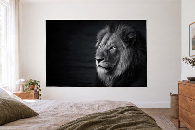 Tapiz león en blanco y negro en un dormitorio claro frente a la cama, cómoda de madera a la derecha – negro y gris plata
