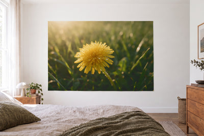Tenture pissenlit et gouttes de rosée dans la chambre claire face au lit, commode en bois à droite – jaune et vert