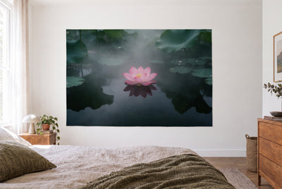Tenture fleur de lotus sur l'eau calme dans une chambre claire face au lit, une commode en bois à droite – rose et vert