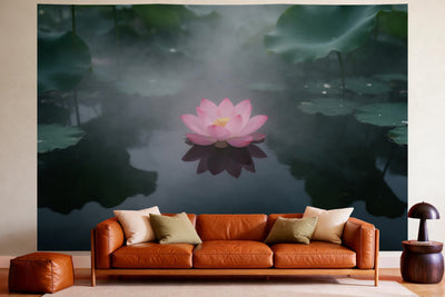 Déco murale dans un salon chaleureux au-dessus du canapé en cuir : tenture murale Fleur de lotus sur l'eau calme, imprimée sur tissu