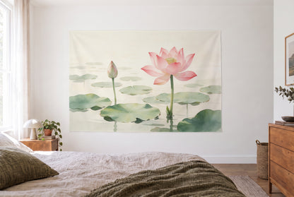 Wandtuch Lotusblüte mit Knospe als Aquarell im hellen Schlafzimmer gegenüber dem Bett, rechts eine Holzkommode – Rosa