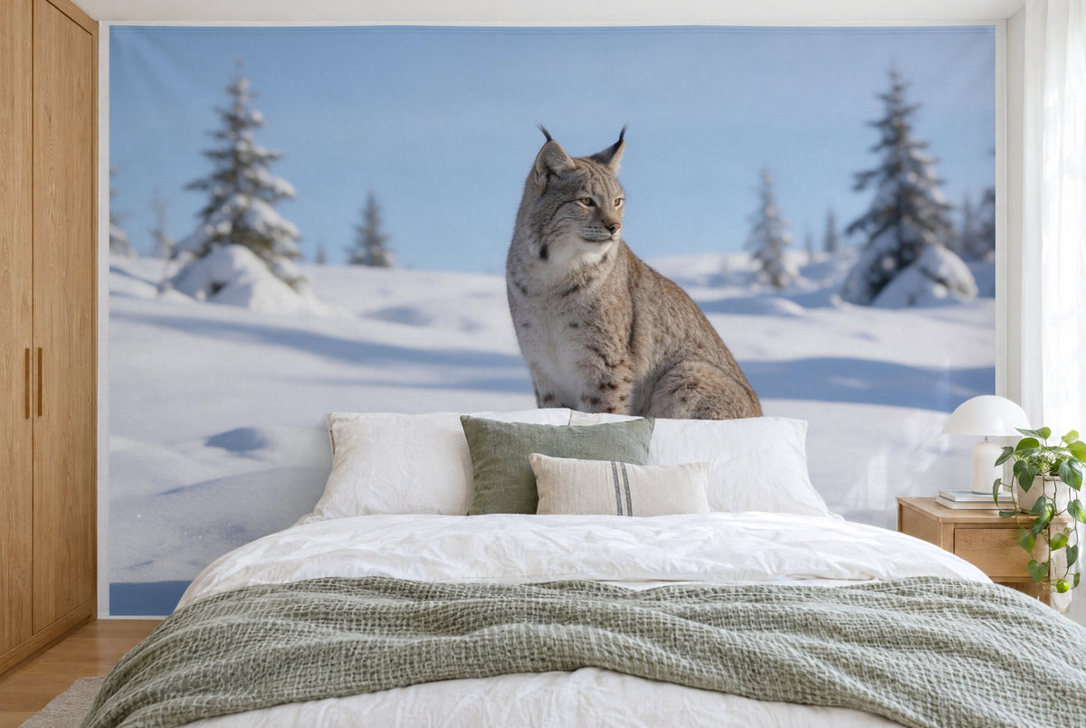 Bedruckter Stoff im XXL-Format: Luchs leicht rechts der Mitte auf verschneitem Felsen, wandfüllend hinter dem Bett