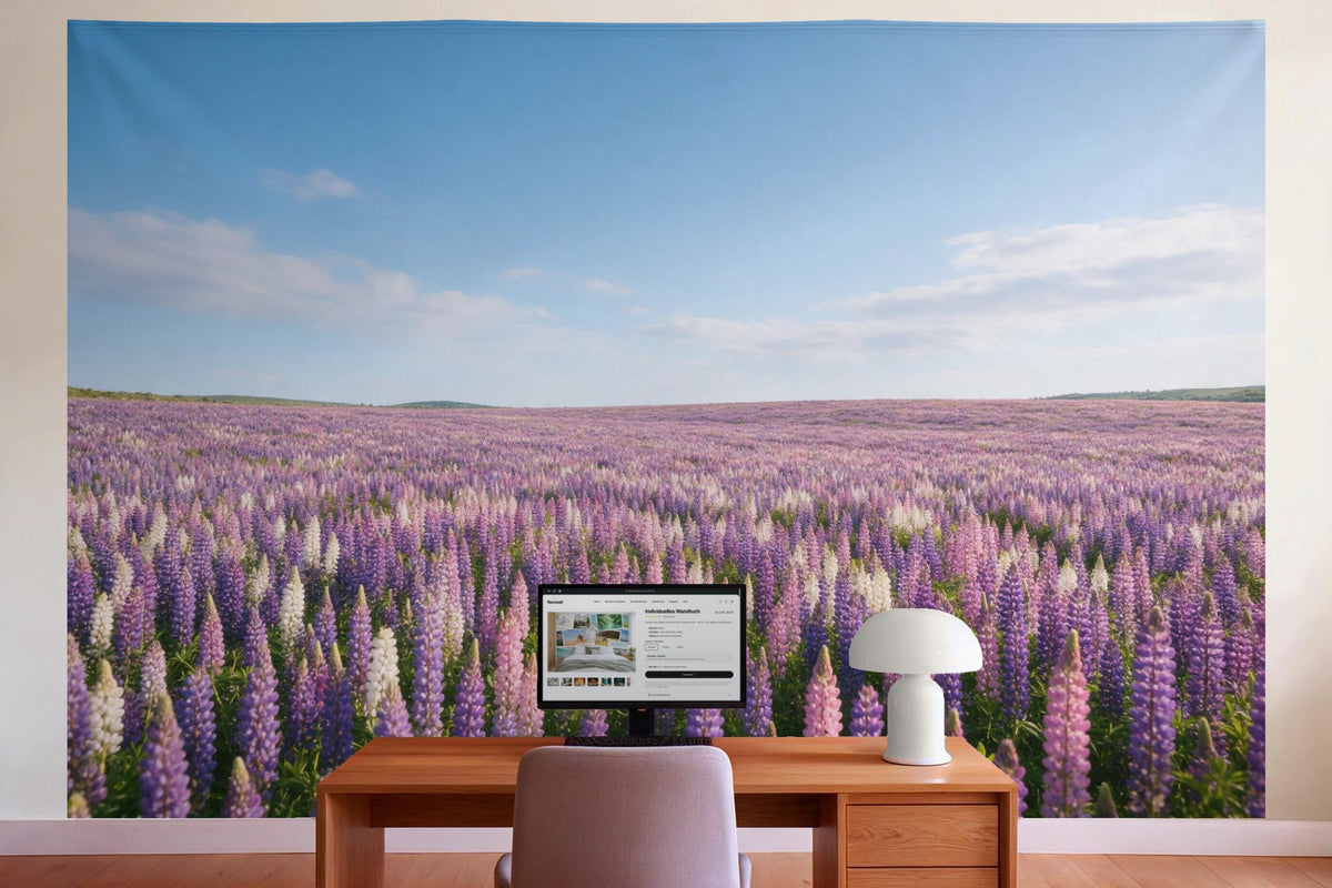 Decoración de pared en la oficina detrás del escritorio: tapiz de tela Campo de lupinos hasta el horizonte