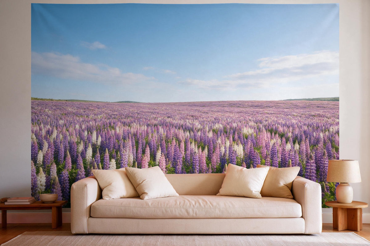 Tapiz de pared XXL Campo de lupinos hasta el horizonte como decoración en un salón luminoso sobre el sofá