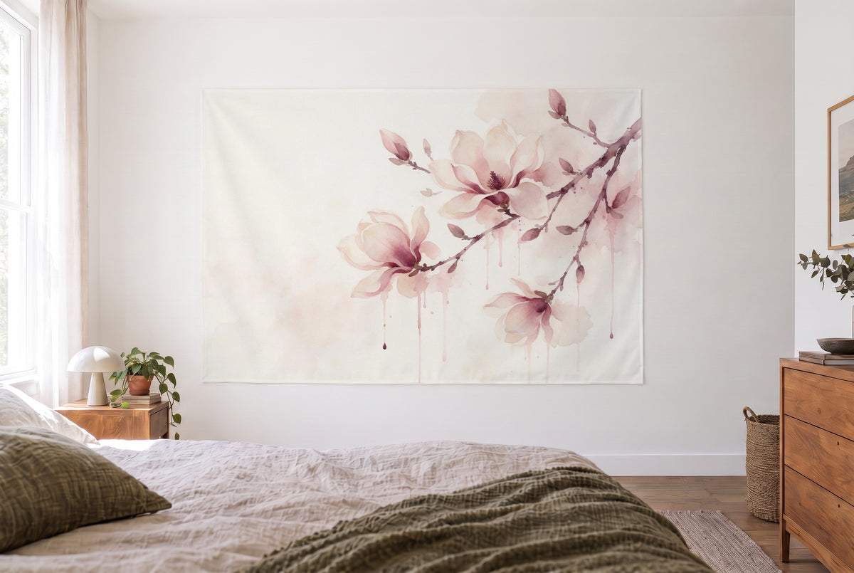 Tapiz rama de magnolia en acuarela en un dormitorio claro frente a la cama, cómoda de madera a la derecha – rosa y crema