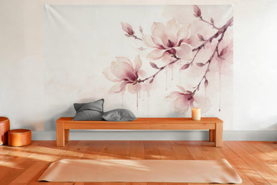 Decoración de pared en una sala de yoga: tapiz de tela Rama de magnolia en acuarela
