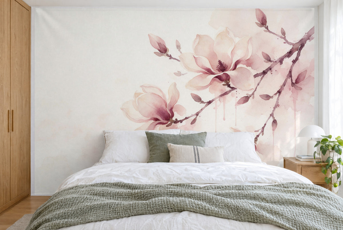 Tapiz de pared grande Rama de magnolia en acuarela en el dormitorio, cubriendo la pared detrás de la cama – tela impresa