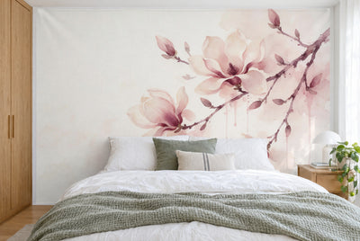 Tapiz de pared grande Rama de magnolia en acuarela en el dormitorio, cubriendo la pared detrás de la cama – tela impresa