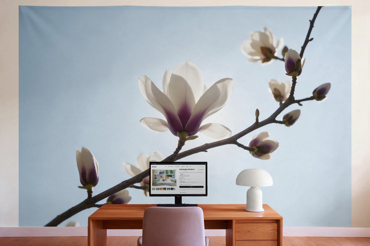 Decoración de pared en la oficina detrás del escritorio: tapiz de tela Rama de magnolia ante un cielo claro