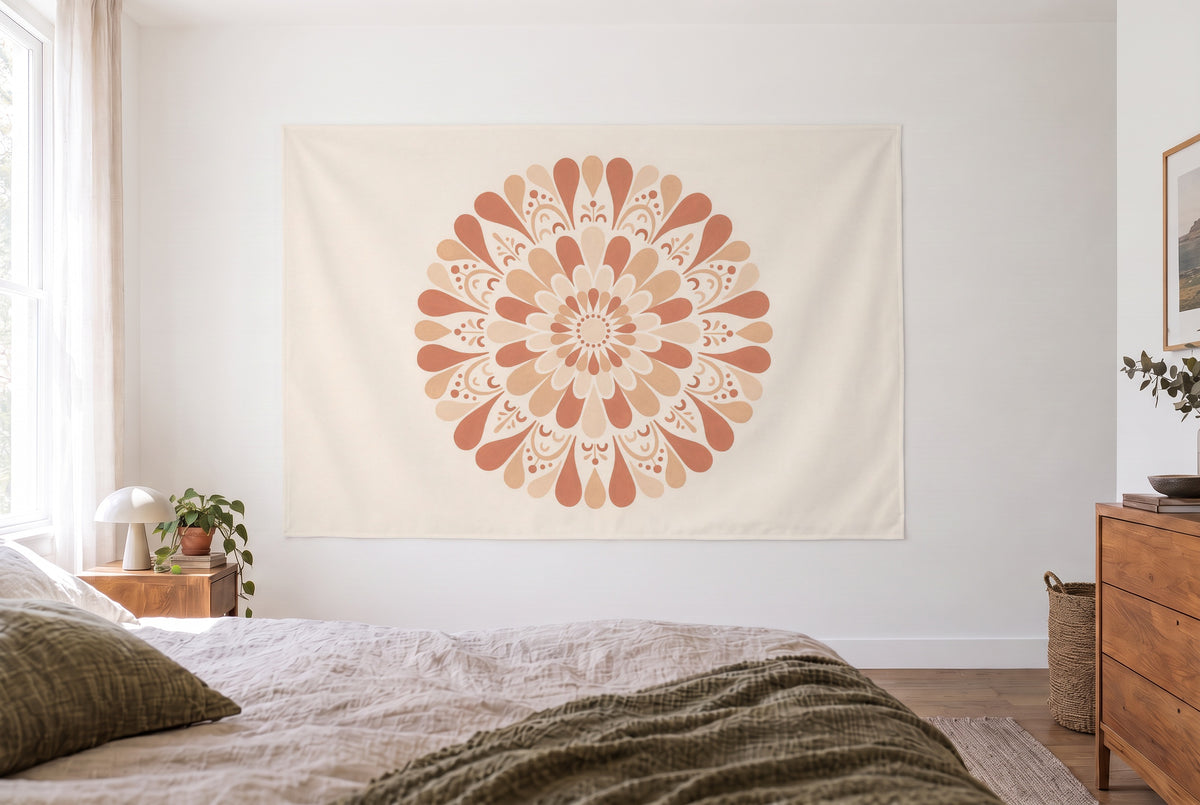 Wandtuch Mandala in Erdtönen im hellen Schlafzimmer gegenüber dem Bett, rechts eine Holzkommode – Terrakotta und Creme