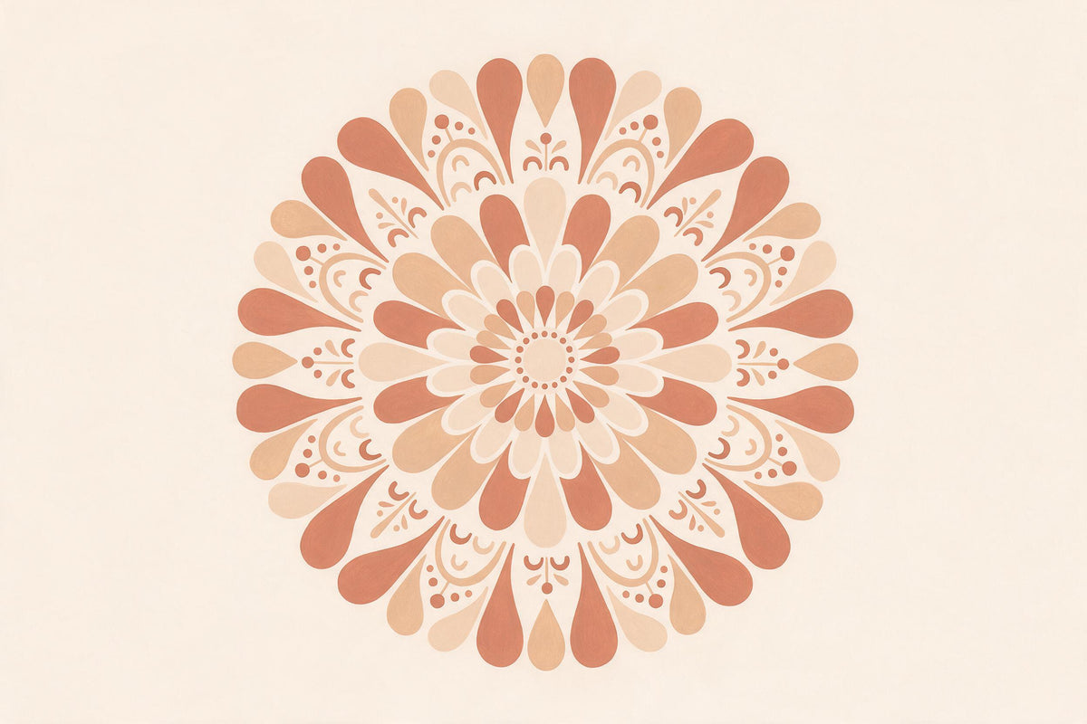 Mandala aus Blütenblättern und Ornamenten in Terrakotta und Sand auf Creme, als Wandtuch, auf Stoff gedruckt – Erdtöne