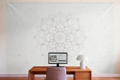 Déco murale dans le bureau derrière la table de travail : tenture murale Mandala gris et blanc, imprimée sur tissu