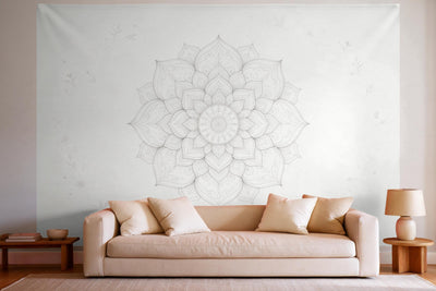 Déco murale dans un salon lumineux au-dessus du canapé : tenture murale Mandala gris et blanc, imprimée sur tissu