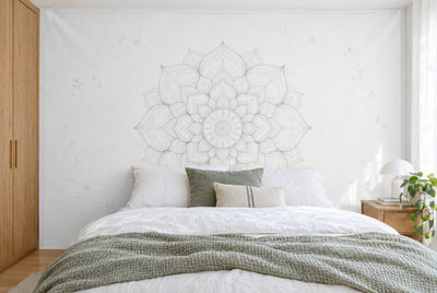 Grande tenture murale Mandala gris et blanc dans la chambre, sur tout le mur derrière le lit – tapisserie en tissu