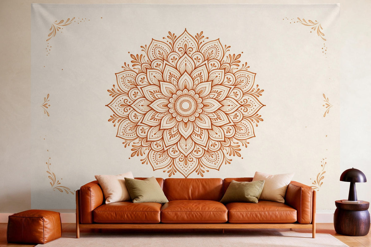 Déco murale dans un salon chaleureux au-dessus du canapé en cuir : tenture murale Mandala motif henné marron, imprimée sur tissu