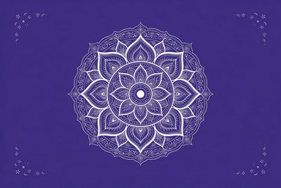 Mandala aux fines lignes blanches avec pétales sur indigo profond, tenture murale imprimée sur tissu – indigo et blanc