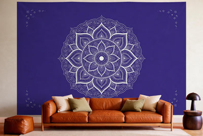 Déco murale dans un salon chaleureux au-dessus du canapé en cuir : tenture murale Mandala indigo et blanc, imprimée sur tissu
