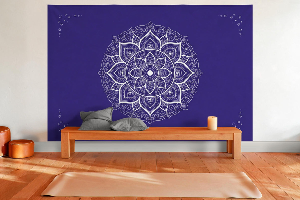 Tenture murale XXL Mandala indigo et blanc en déco murale dans une salle de yoga