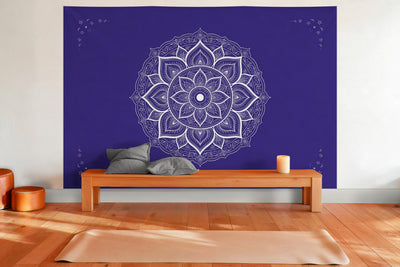 Tenture murale XXL Mandala indigo et blanc en déco murale dans une salle de yoga