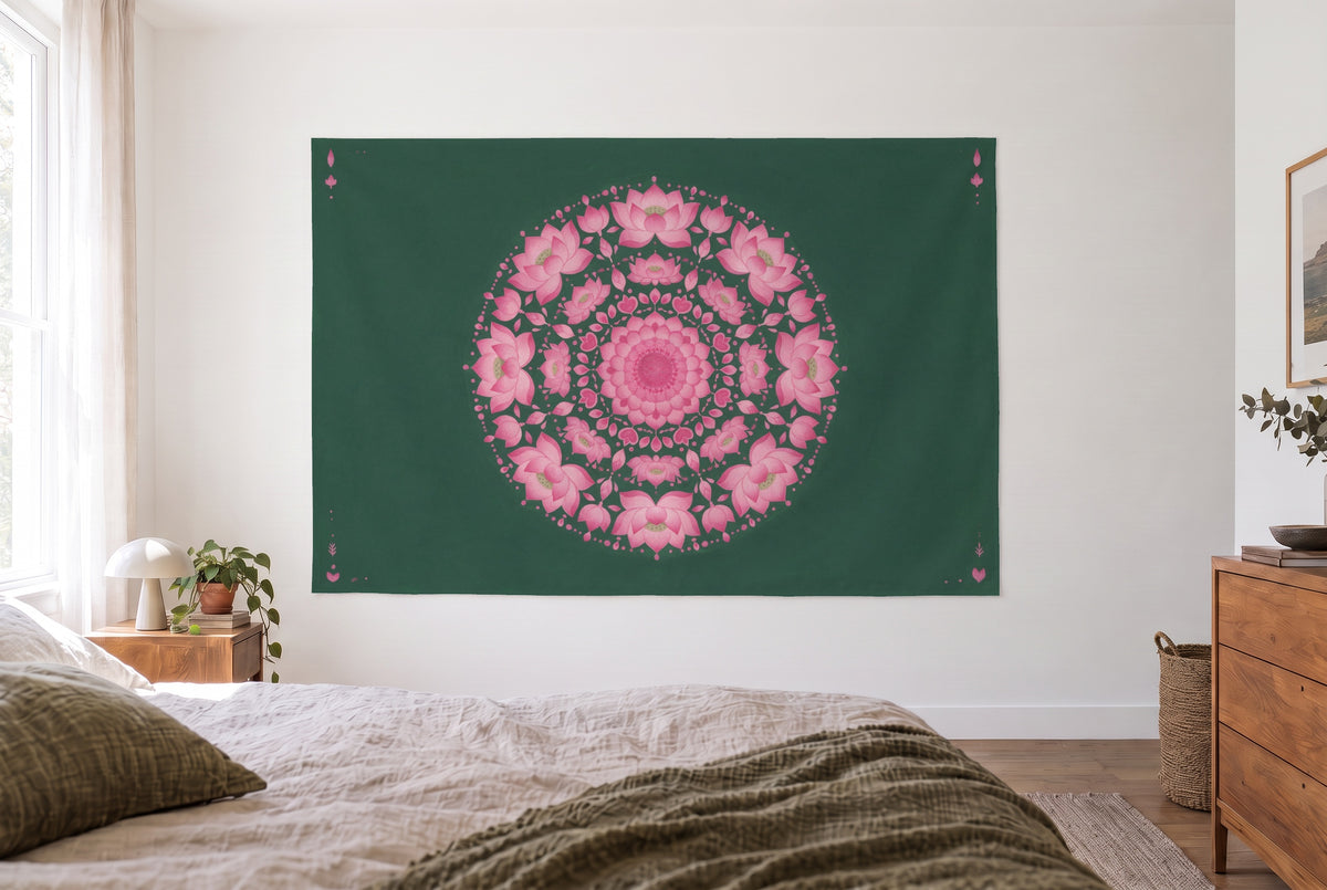 Tenture mandala de fleurs de lotus rose dans une chambre claire face au lit, une commode en bois à droite