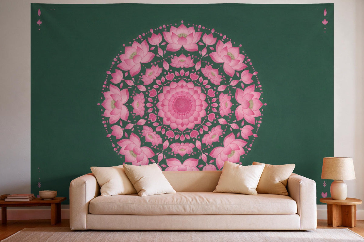 Déco murale dans un salon lumineux au-dessus du canapé : tenture murale Mandala de fleurs de lotus rose, imprimée sur tissu