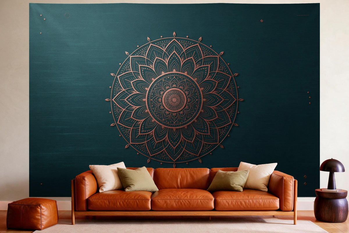 Déco murale dans un salon chaleureux au-dessus du canapé en cuir : tenture murale Mandala pétrole et cuivre, imprimée sur tissu