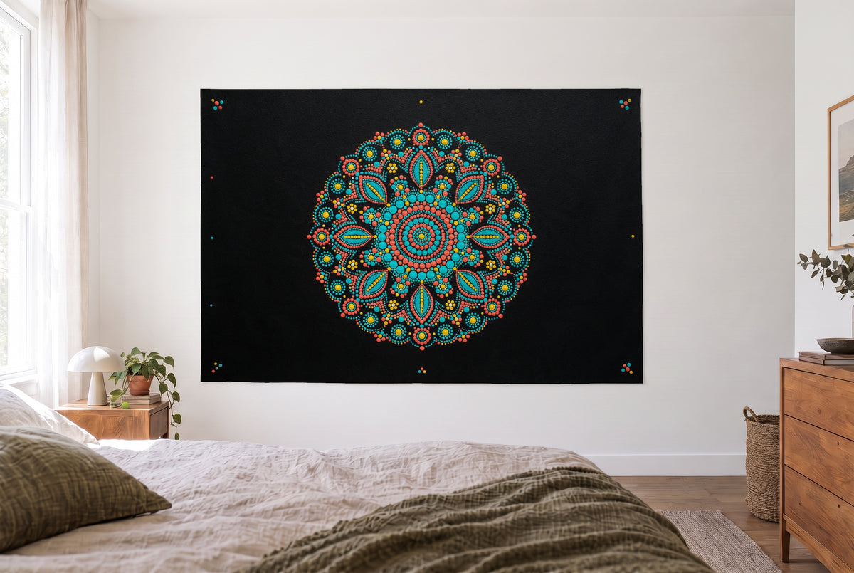 Tenture mandala en points dans une chambre claire face au lit, une commode en bois à droite – turquoise et corail