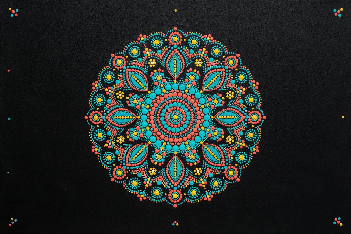 Mandala de points turquoise, corail et jaunes en nombreux anneaux sur noir, tenture murale imprimée sur tissu