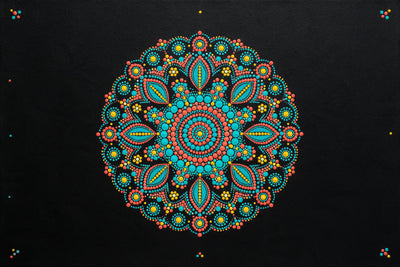 Mandala de points turquoise, corail et jaunes en nombreux anneaux sur noir, tenture murale imprimée sur tissu