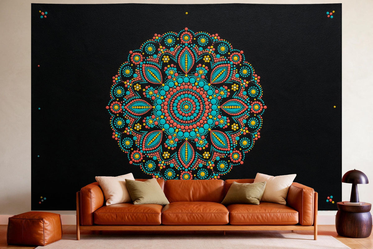 Déco murale dans un salon chaleureux au-dessus du canapé en cuir : tenture murale Mandala en points, imprimée sur tissu
