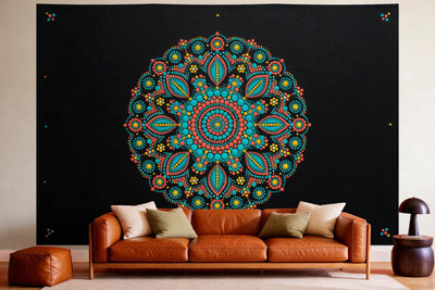 Déco murale dans un salon chaleureux au-dessus du canapé en cuir : tenture murale Mandala en points, imprimée sur tissu