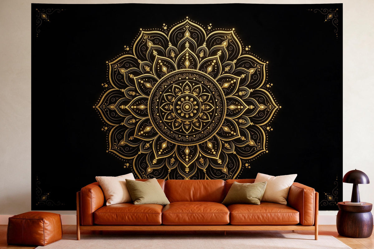 Déco murale dans un salon chaleureux au-dessus du canapé en cuir : tenture murale Mandala noir et or, imprimée sur tissu