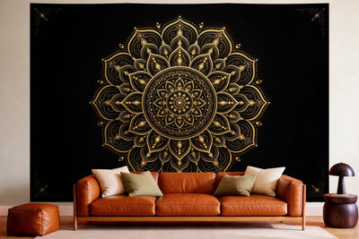 Déco murale dans un salon chaleureux au-dessus du canapé en cuir : tenture murale Mandala noir et or, imprimée sur tissu