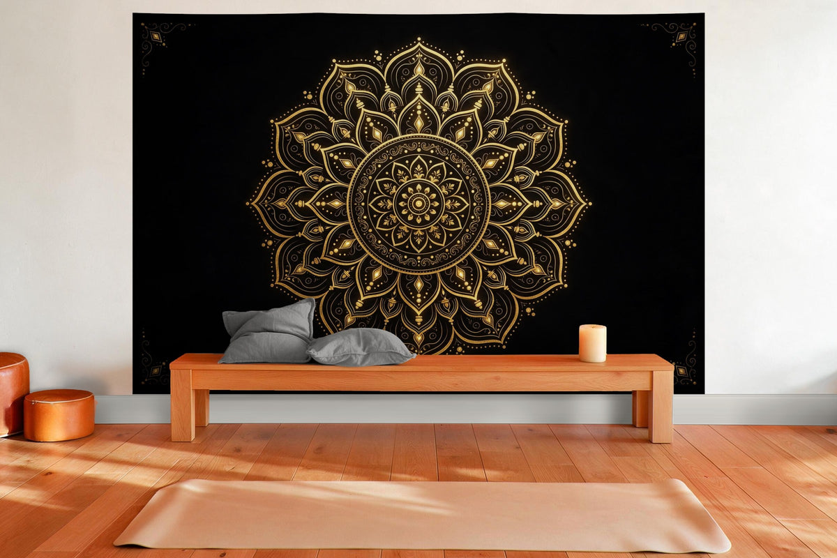 Tenture murale XXL Mandala noir et or en déco murale dans une salle de yoga